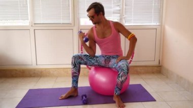 Pembe tişört ve mavi tozluk oynak bir yakışıklı adam bir kız tasvir fitness devreye girer. Ağır çekim