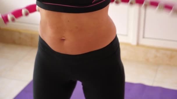 Au ralenti. La femme tourne halahup. Gros plan sur le mouvement de la peau sur l'abdomen et les côtés . — Video