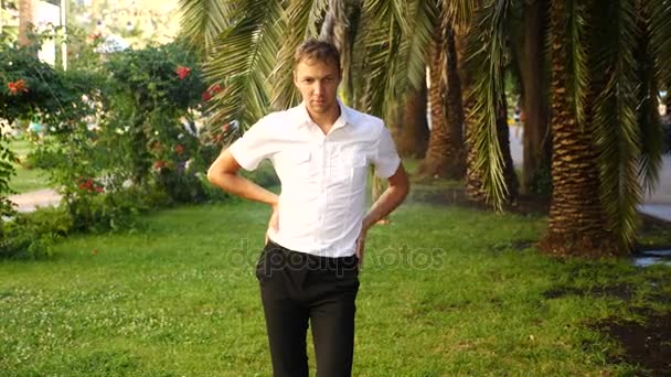 A young happy guy dancing modern ballet and wacking in a summer park. slow-mo — Stock Video