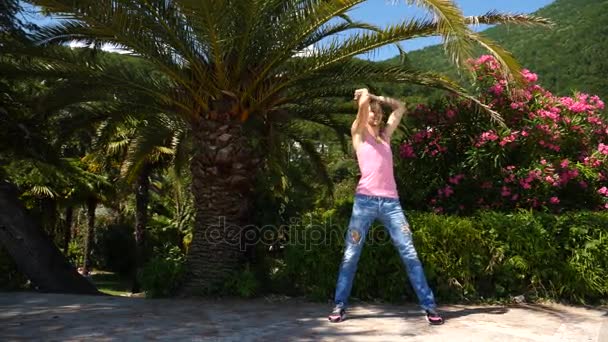 Um jovem feliz dançando balé moderno e wacking em um parque de verão. Devagar. — Vídeo de Stock