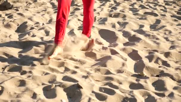 Un joven feliz bailando ballet moderno y masturbándose en una playa de arena en el fondo del mar. Lento-mo — Vídeos de Stock