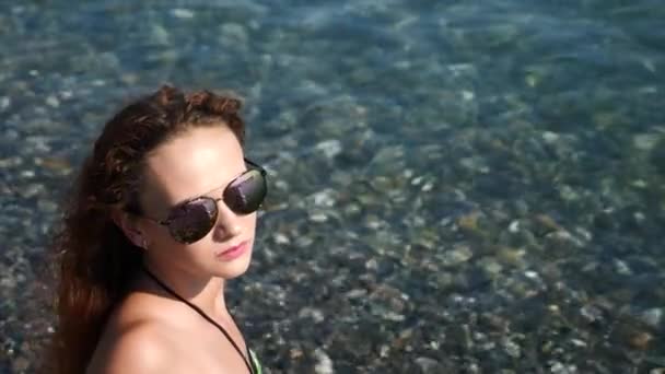 Sexy chica pelirroja disfruta del mar. cámara lenta. 4K . — Vídeo de stock