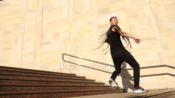 Je mladý šťastný tanec moderní balet a wacking na schodech na ulici. Slow-mo — Stock video