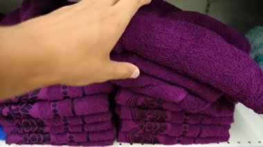 Genç kız Banyosu Havlu Tekstil giyim Giysi Dükkanı süpermarket, 4 k seçme. Ağır çekim