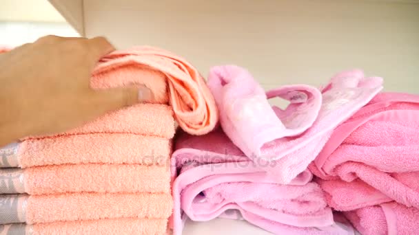 Chica joven eligiendo toallas de baño textil en ropa ropa tienda supermercado, 4k. Movimiento lento — Vídeos de Stock