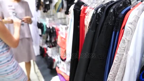 Tienda de ropa interior de mujer. Bragas para mujer en perchas en una tienda de sexo, 4k, cámara lenta — Vídeos de Stock