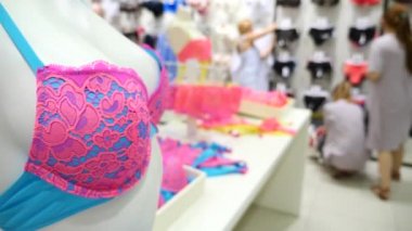 Kadın iç çamaşırı Dükkanı. Bayan külot askıları bir seks üzerinde depolamak, 4 k, ağır çekim