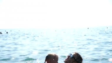 Küçük üç-yıl-yaşlı şirin kızı ile denizin baba çalış. 4 k. ağır çekim