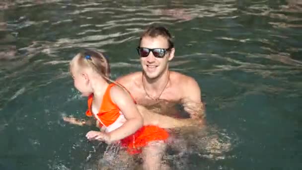 Ο μπαμπάς παίζει με του λίγο τρεις-έτος-παλαιά κόρη στη θάλασσα. 4 k. αργή κίνηση — Αρχείο Βίντεο