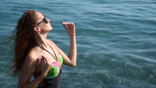 Sexy ragazza dai capelli rossi gode il mare. Al rallentatore. 4K . — Video Stock