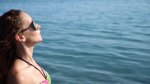 Sexy ragazza dai capelli rossi gode il mare. Al rallentatore. 4K . — Video Stock