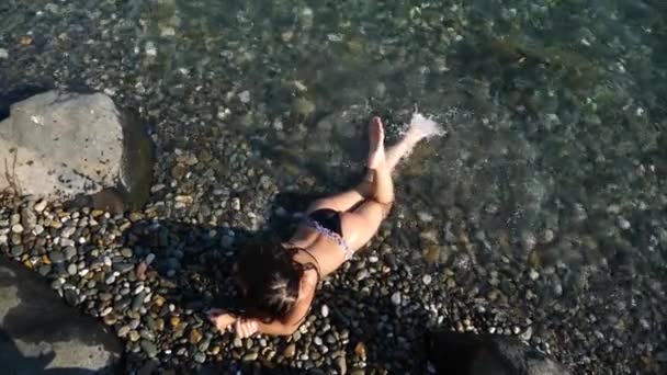 Sexy fille brune aime la mer. Au ralenti. 4K . — Video