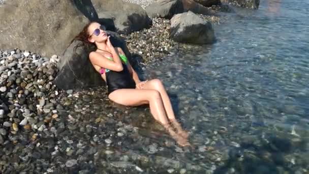 Sexy roodharige meisje geniet van de zee. Slow-motion. 4k. — Stockvideo