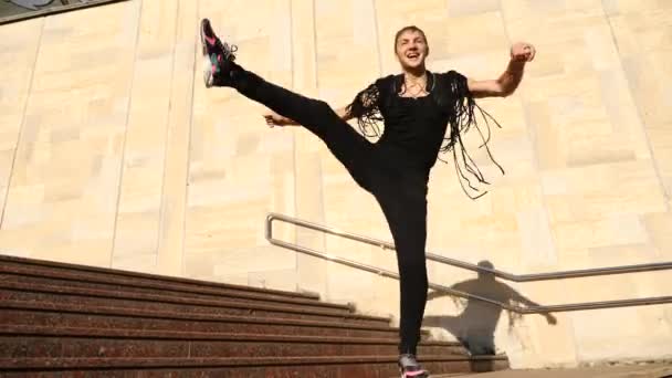 Un joven feliz bailando ballet moderno y masturbándose en las escaleras de la calle. lento-mo — Vídeo de stock