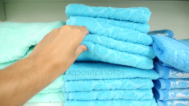 Menina escolhendo toalhas de banho têxtil em vestuário loja de roupas supermercado, 4k. Movimento lento — Vídeo de Stock