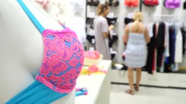 Kadın iç çamaşırı Dükkanı. Bayan külot askıları bir seks üzerinde depolamak, 4 k, ağır çekim