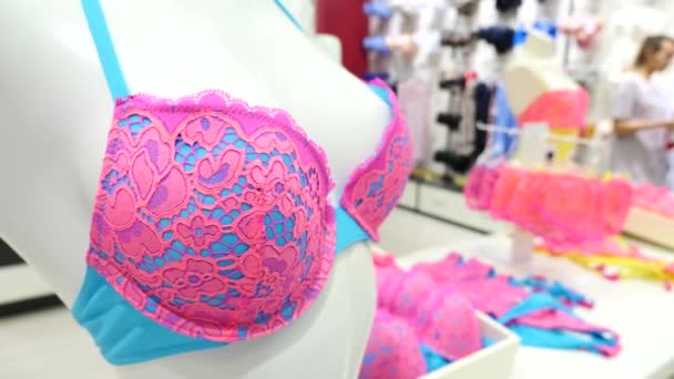 Shop av womens underkläder. Womens trosor på galgar i en sex butik, 4k, Slowmotion — Stockvideo