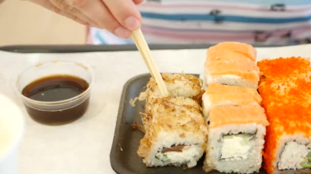 Kaukasierin isst Sushi in einem Restaurant — Stockvideo