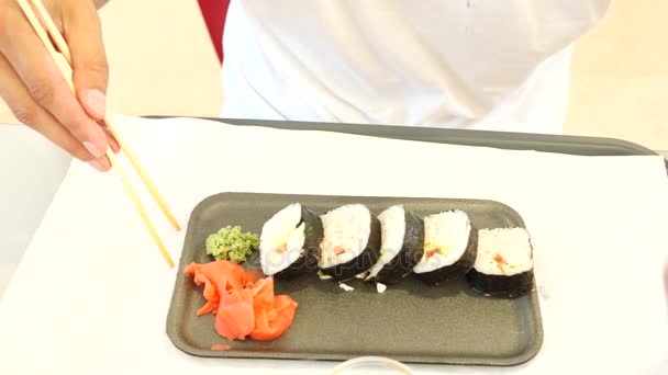 Καυκάσιος άνθρωπος τρώει σούσι σε εστιατόριο — Αρχείο Βίντεο