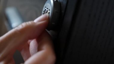 El kasa kodlu kilit açılır. 4 k. ağır çekim.