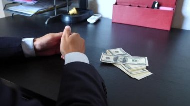 yolsuzluk, rüşvet ve dolandırıcılık kavramı - para alarak bir işadamı kapatın. 4k, ağır çekim