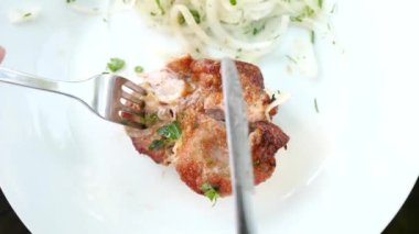 Bıçaklı adam bir Restoran, bir tabak biftek keser yakın çekim, 4k, ağır çekim