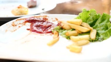 Lokanta patates seçmek ve onları domates ketçap daldırma eller. Derin kızarmış patates cipsi 4k portre. Ağır çekim