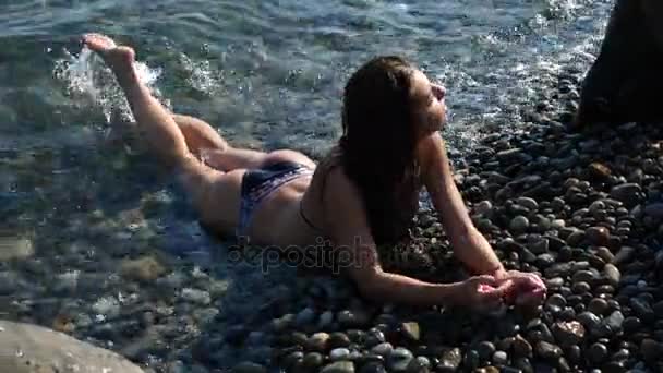 Sexy meisje brunette geniet van de zee. Slow-motion. 4k. — Stockvideo