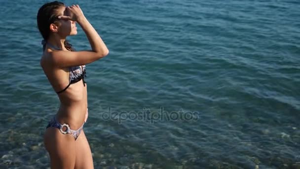 セクシーな女の子ブルネットは、海を楽しんでいます。スローモーション。4 k. — ストック動画