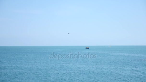 Barco a motor, parapente sobre o mar, Paraquedas sobre o mar, balneário, entretenentes. 4k, câmera lenta — Vídeo de Stock
