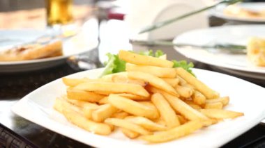 Lokanta patates seçmek ve onları domates ketçap daldırma eller. Derin kızarmış patates cipsi 4k portre. Ağır çekim