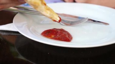 Lokanta patates seçmek ve onları domates ketçap daldırma eller. Derin kızarmış patates cipsi 4k portre. Ağır çekim