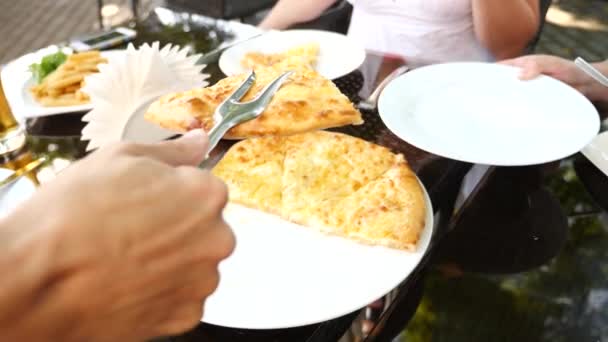 Gruzínské chačapury megruli se sýrem. Někdo bere kousek chačapury z talíře. Zpomalený pohyb — Stock video