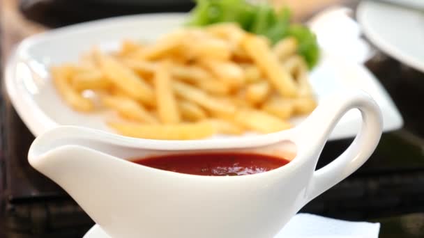 Kezét szedés krumpli gyorsétterem és merülő őket a paradicsom ketchup. Mély sült burgonya chips 4k Vértes. Lassú mozgás — Stock videók
