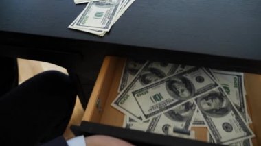 yolsuzluk, rüşvet ve dolandırıcılık kavramı - para alarak bir işadamı kapatın. 4k, ağır çekim