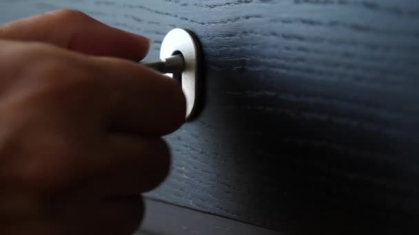 Někdo otočí klíčem v keyhole bezpečné pole. detail. 4k, pomalý pohyb. — Stock video