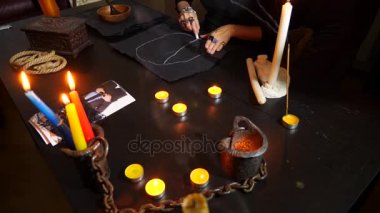 Bir falcı ile mumları yakın çekim cadıdır. Büyülü bir ritüel. Kehanet. Cadılar Bayramı, 4k, ağır çekim