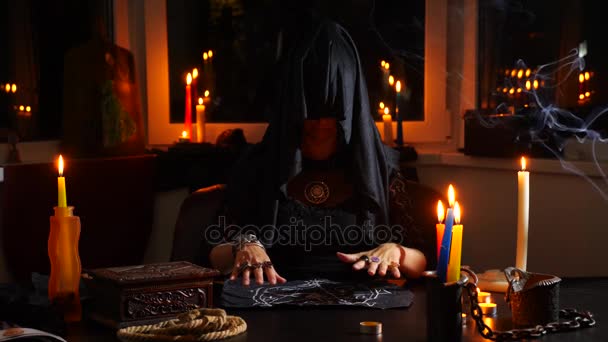 Die Hexe ist eine Wahrsagerin mit Kerzen in Großaufnahme. ein magisches Ritual. Wahrsagerei. Halloween, 4k, Zeitlupe — Stockvideo