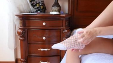 Kız Yatak odasında yatağın üstüne çorap kapalı alır. Yakın çekim. 4 k. ağır çekim