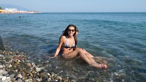 Sexy chica morena disfruta del mar. En cámara lenta. 4K . — Vídeos de Stock