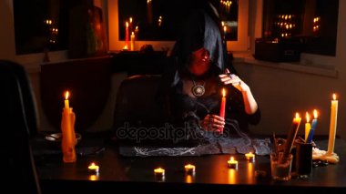 Bir falcı ile mumları yakın çekim cadıdır. Büyülü bir ritüel. Kehanet. Cadılar Bayramı, 4k, ağır çekim