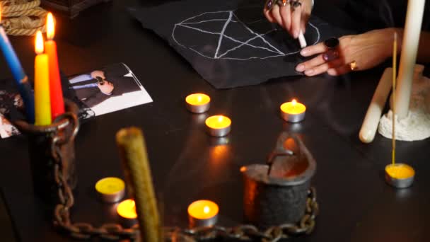 A boszorkány egy jósnő, gyertyák közelről. A rituálét. Jóslás. Halloween, 4k, lassú mozgás — Stock videók
