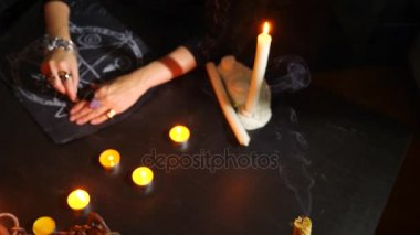Bir falcı ile mumları yakın çekim cadıdır. Büyülü bir ritüel. Kehanet. Cadılar Bayramı, 4k, ağır çekim