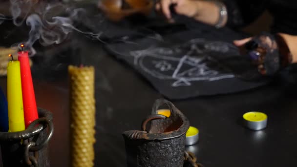 A bruxa é uma vidente com velas de perto. Um ritual mágico. adivinhação. Halloween, 4K, câmera lenta — Vídeo de Stock