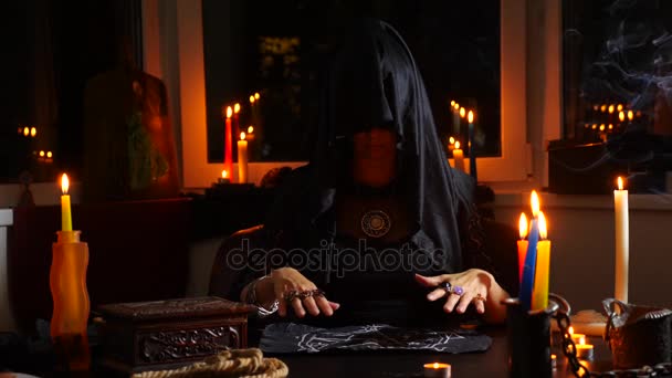 La bruja es una adivina con velas de cerca. Un ritual mágico. adivinación. Halloween, 4k, cámara lenta — Vídeos de Stock