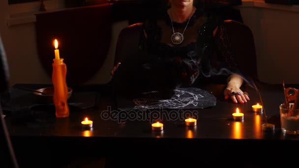 女巫是用蜡烛特写一位算命先生。神奇的仪式。占卜。万圣节，4 k，慢动作 — 图库视频影像