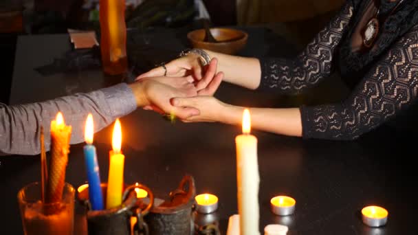 La bruja es una adivina con velas de cerca. Un ritual mágico. adivinación. Halloween, 4k, cámara lenta — Vídeos de Stock