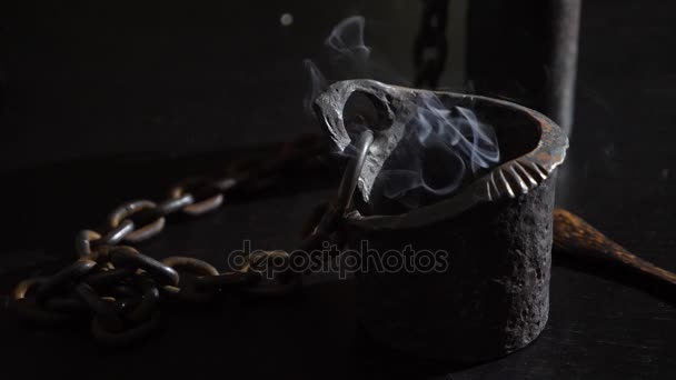Bougeoir en fer avec chaînes avec bougies close-up. Un rituel magique. La divination. Halloween, 4k, ralenti — Video