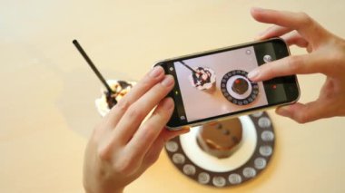 ile hareket eden telefon fotoğraf makinesi sosyal ağ için bir restoranda yemek fotoğrafını çekin. 4 k. ağır çekim.