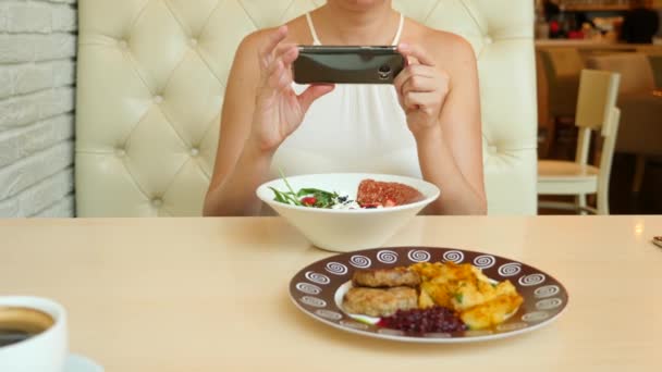 Tirar uma foto de comida em um restaurante com câmera de telefone celular para a rede social. 4K. Movimento lento . — Vídeo de Stock